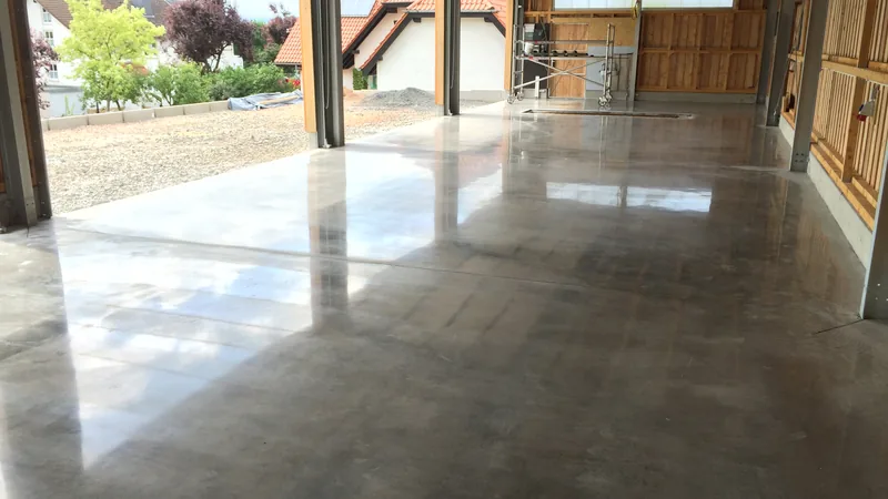 Bahçeye açılan holde parlatılmış beton zemin