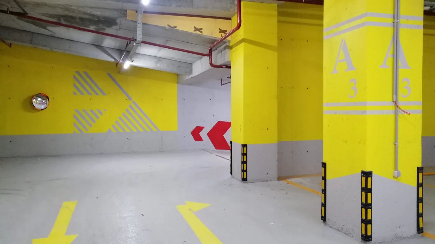 Sarı kolonlu, yön oklu epoksi otopark