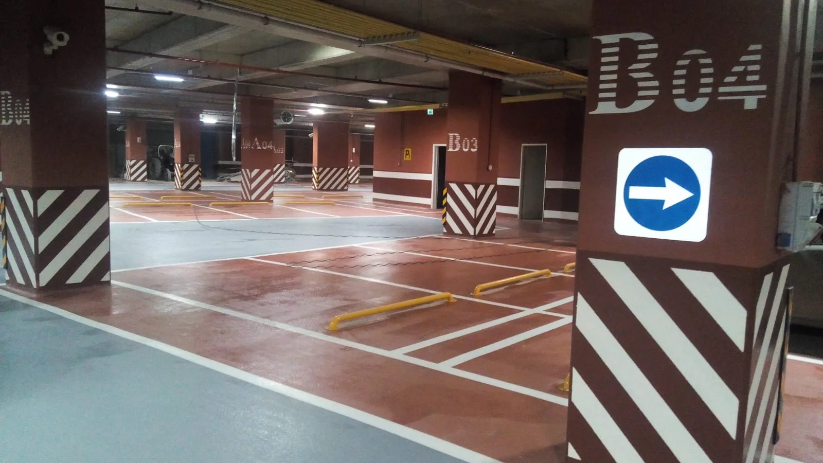 Renkli epoksi kaplamalı, park çizgili kapalı otopark